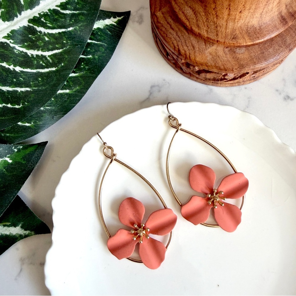 3/$22🩶 Coral Peach Gold Teardrop Earrings PREOWNED Large Boho Jewelry